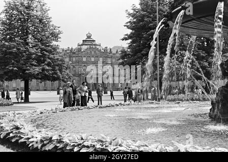 Das Neue Schloss à Stuttgart, eine der wichtigsten Sehenswürdigkeiten der Stadt, Deutschland 1930 er Jahre. Le nouveau palais à Stuttgart, l'une des principales attractions de la ville, de l'Allemagne des années 1930. Banque D'Images