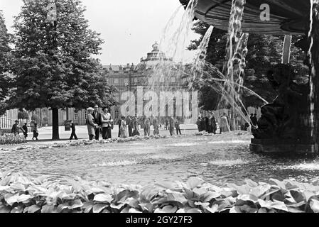 Das Neue Schloss à Stuttgart, eine der wichtigsten Sehenswürdigkeiten der Stadt, Deutschland 1930 er Jahre. Le nouveau palais à Stuttgart, l'une des principales attractions de la ville, de l'Allemagne des années 1930. Banque D'Images