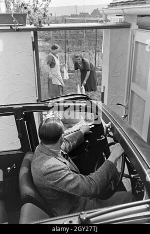 Hermann Lang dans Autorennfahrer der seinem Auto, 1930er Jahre Deutschland. Le pilote de course Hermann Lang dans sa voiture, l'Allemagne des années 1930. Banque D'Images