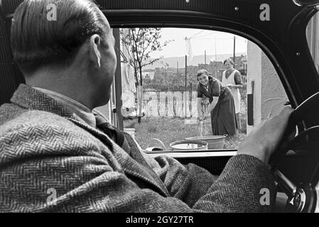 Hermann Lang dans Autorennfahrer der seinem Auto, 1930er Jahre Deutschland. Le pilote de course Hermann Lang dans sa voiture, l'Allemagne des années 1930. Banque D'Images