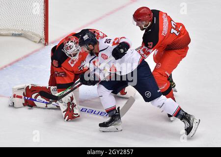 Trinec, République tchèque. 06e octobre 2021. (G-D) Ondrej Kacetl, gardien de Trinec, William Rapuzzi de Slovan Bratislava et Jan Zahradnicek de Trinec en action pendant le match du Groupe F de la Ligue des champions HC Ocelari Trinec contre Slovan Bratislava à Trinec, République Tchèque, 6 octobre 2021. Crédit: Jaroslav Ozana/CTK photo/Alay Live News Banque D'Images