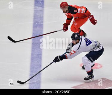 Trinec, République tchèque. 06e octobre 2021. Tomas Zigo de Slovan Bratislava, Down, et Jan Zahradnicek de Trinec en action pendant le match du groupe F de la Ligue des champions HC Ocelari Trinec contre Slovan Bratislava à Trinec, République Tchèque, 6 octobre 2021. Crédit: Jaroslav Ozana/CTK photo/Alay Live News Banque D'Images