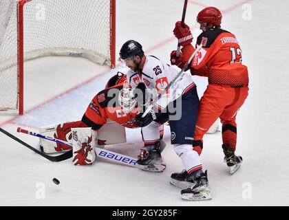 Trinec, République tchèque. 06e octobre 2021. (G-D) Ondrej Kacetl, gardien de Trinec, William Rapuzzi de Slovan Bratislava et Jan Zahradnicek de Trinec en action pendant le match du Groupe F de la Ligue des champions HC Ocelari Trinec contre Slovan Bratislava à Trinec, République Tchèque, 6 octobre 2021. Crédit: Jaroslav Ozana/CTK photo/Alay Live News Banque D'Images