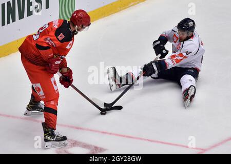 Trinec, République tchèque. 06e octobre 2021. Jan Zahradnicek, de Trinec, à gauche, et Patrik Maier de Slovan Bratislava en action pendant le match du Groupe F de la Ligue des champions de hockey HC Ocelari Trinec contre Slovan Bratislava à Trinec, République Tchèque, 6 octobre 2021. Crédit: Jaroslav Ozana/CTK photo/Alay Live News Banque D'Images