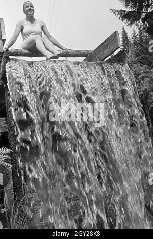 Im Luftkurort Im Schwimmbad Altensteig im Schwarzwald, Deutschland 1930er Jahre. Dans la piscine de la station thermale Altensteig dans la Forêt-Noire, Allemagne 1930. Banque D'Images