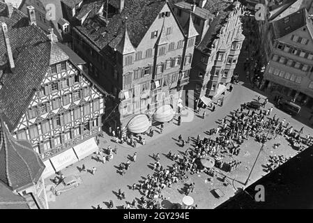 Blick auf den belebten Stuttgarter Marktplatz, Deutschland 1930er Jahre. Vue sur la place du marché animée à Stuttgart, Allemagne 1930. Banque D'Images