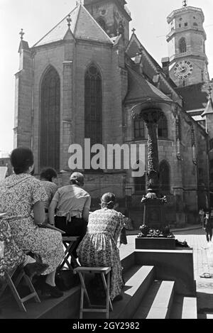 Junge Frauen vor der sitzend Schwanenburg, Stuttgart, Deutschland 1930 er Jahre. Les jeunes femmes assis en face de l'église collégiale (Schwanenburg) à Stuttgart, Allemagne 1930. Banque D'Images