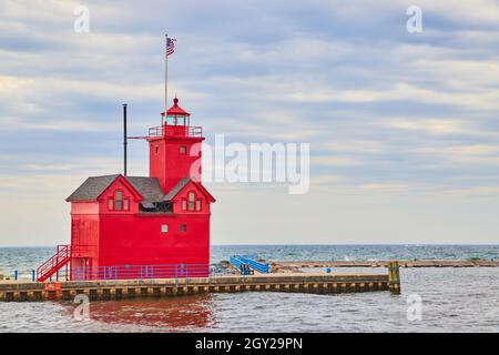 Grand phare rouge sur la jetée au bord du lac dans le Michigan Banque D'Images