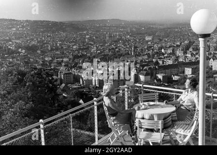 Zwei junge Frauen genießen von der Caféterrasse aus den Blick über Stuttgart, Deutschland 1930 er Jahre. Deux jeunes femmes profitez de la vue sur Stuttgart à partir de la terrasse d'un café, de l'Allemagne des années 1930. Banque D'Images