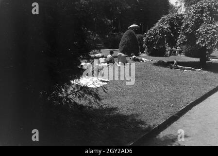 Dans un Badegäste Stuttgarter Freibad, Deutschland 1930er Jahre. Baigneurs dans une baignoire en plein air à Stuttgart, Allemagne 1930. Banque D'Images