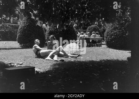 Dans un Badegäste Stuttgarter Freibad, Deutschland 1930er Jahre. Baigneurs dans une baignoire en plein air à Stuttgart, Allemagne 1930. Banque D'Images