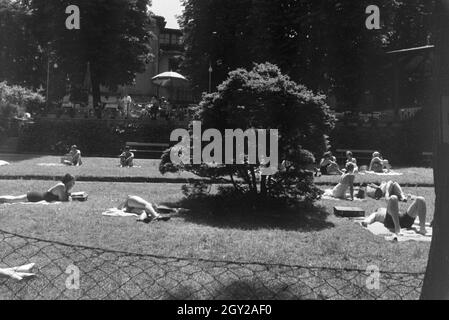 Dans un Badegäste Stuttgarter Freibad, Deutschland 1930er Jahre. Baigneurs dans une baignoire en plein air à Stuttgart, Allemagne 1930. Banque D'Images