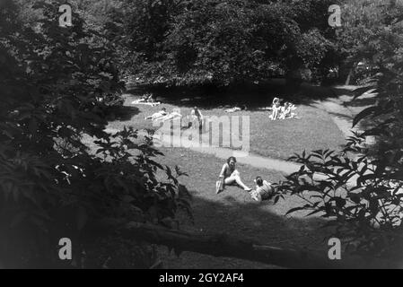 Dans un Badegäste Stuttgarter Freibad, Deutschland 1930er Jahre. Baigneurs dans une baignoire en plein air à Stuttgart, Allemagne 1930. Banque D'Images