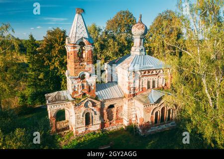 Martinovo, district de Beshenkovichsky, région de Vitebsk, Bélarus. Vue plongeante de l'église de l'intercession du très Saint Théotokos. Vue aérienne de Banque D'Images