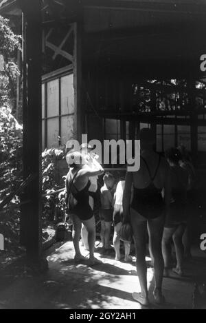 Dans un Badegäste Stuttgarter Freibad, Deutschland 1930er Jahre. Baigneurs dans une baignoire en plein air à Stuttgart, Allemagne 1930. Banque D'Images