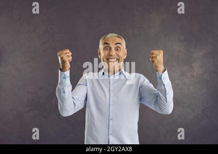 Portrait de l'homme fort émotionnel heureux qui rit fou et se réjouit de célébrer la victoire. Banque D'Images