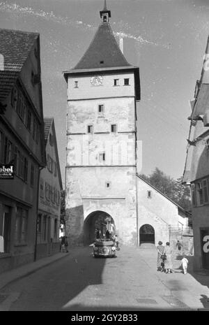Der Beinsteiner Torturm à Waiblingen, Deutschland 1930 er Jahre. La tour-porte Beinsteiner à Waiblingen avec une Ford V8, l'Allemagne des années 1930. Banque D'Images