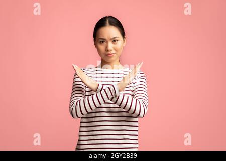 Refus.Jeune femme asiatique montrant Stop Gesture avec des mains croisées Banque D'Images