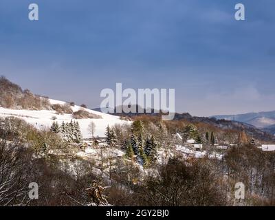Magnifique paysage d'hiver enneigé avec ciel nuageux Banque D'Images