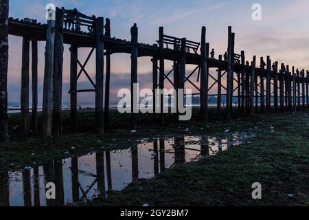 Vue du matin sur le pont U Bein au-dessus du lac Taungthaman à Amarapura près de Mandalay, au Myanmar Banque D'Images