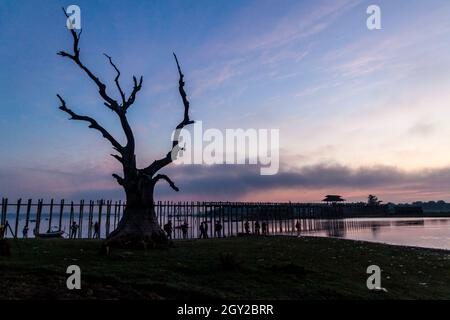 Vue du matin sur le pont U Bein au-dessus du lac Taungthaman à Amarapura près de Mandalay, au Myanmar Banque D'Images