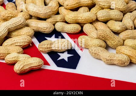 Arachides en coquille sur le drapeau du Mississippi.L'élevage d'arachides, le commerce, les tarifs et le concept de prix du marché Banque D'Images