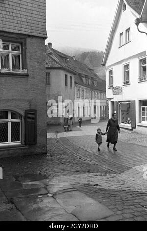 Ein Ausflug nach Hirschhorn am Neckar, Deutsches Reich 1930er Jahre. Une excursion à Hirschhorn à côté du Neckar, Allemagne 1930. Banque D'Images