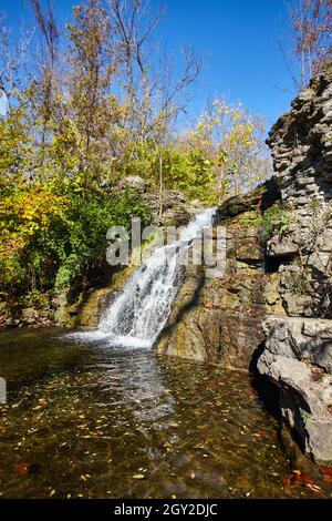 Petite chute d'eau sur les rochers dans l'étang de chute Banque D'Images