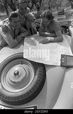 Ein Ausflug nach Hirschhorn am Neckar, Deutsches Reich 1930er Jahre. Une excursion à Hirschhorn à côté du Neckar, Allemagne 1930. Banque D'Images