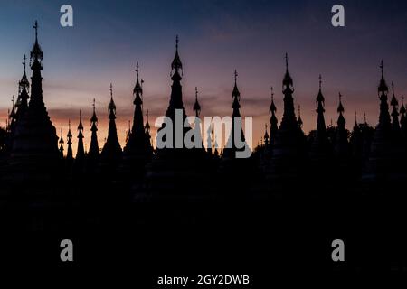Stupas autour de Sandamuni Sandamani ou Sandar Mu ni pagode au crépuscule à Mandalay, Myanmar Banque D'Images