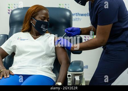 Sandra Lindsay, RN reçoit le rappel de vaccin COVID-19 Pfizer au centre médical LIJ du Centre d'enseignement de New Hyde Park, NY, le 6 octobre 2021. Sandra Lindsay a été la première personne à recevoir le vaccin aux États-Unis le 14 décembre 2020. Le 23 septembre 2021, le Centre de contrôle des maladies (CDC) a autorisé la distribution de doses de rappel Pfizer-BioNTech aux personnes âgées de 65 ans et plus, ainsi qu'aux personnes de la tranche de 18-64 avec des conditions sous-jacentes et/ou immunodéprimées. En outre, les CDC ont convenu que les personnes qui étaient engagées dans des professions de première ligne, comme les travailleurs de la santé, seraient admissibles au PF Banque D'Images