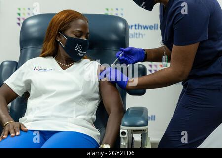 Sandra Lindsay, RN reçoit le rappel de vaccin COVID-19 Pfizer au centre médical LIJ du Centre d'enseignement de New Hyde Park, NY, le 6 octobre 2021. Sandra Lindsay a été la première personne à recevoir le vaccin aux États-Unis le 14 décembre 2020. Le 23 septembre 2021, le Centre de contrôle des maladies (CDC) a autorisé la distribution de doses de rappel Pfizer-BioNTech aux personnes âgées de 65 ans et plus, ainsi qu'aux personnes de la tranche de 18-64 avec des conditions sous-jacentes et/ou immunodéprimées. En outre, les CDC ont convenu que les personnes qui étaient engagées dans des professions de première ligne, comme les travailleurs de la santé, seraient admissibles au PF Banque D'Images