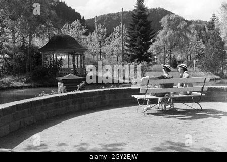 Zwei Damen im Kurpark Hirsau, Schwarzwald, Deutsches Reich 1930er Jahre. Deux ladys dans les jardins du spa Hirsau, Forêt Noire, Allemagne 1930. Banque D'Images