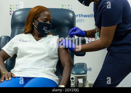 New Hyde Park, NY - 6 octobre 2021 : Sandra Lindsay, RN reçoit le vaccin de rappel COVID-19 Pfizer au Centre d'enseignement médical LIJ Banque D'Images