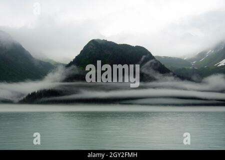 Brouillard épais sur la côte de l'île Fox, Resurrection Bay, Seward, Alaska, États-Unis Banque D'Images