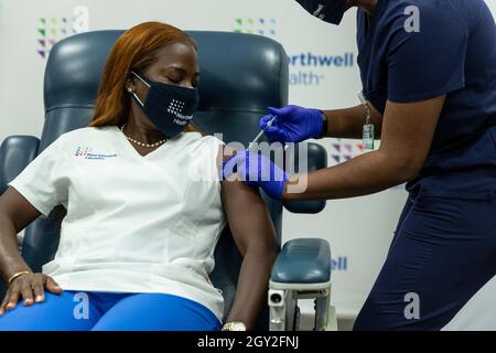 New Hyde Park, NY - 6 octobre 2021 : Sandra Lindsay, RN reçoit le vaccin de rappel COVID-19 Pfizer au Centre d'enseignement médical LIJ Banque D'Images