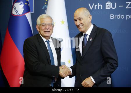 Brdo PRI Kranju, Slovénie. 06e octobre 2021. Le Premier ministre slovène Janez Jansa (R) souhaite la bienvenue à Josep Borell Fontelles, haut représentant de l'Union européenne pour les affaires étrangères et la politique de sécurité (L), lorsqu'il arrive au sommet UE-Balkans occidentaux à Brdo pri Kranju. (Photo de Luka Dakskobler/SOPA Images/Sipa USA) crédit: SIPA USA/Alay Live News Banque D'Images