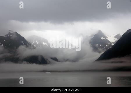 Brouillard épais sur la côte de l'île Fox, Resurrection Bay, Seward, Alaska, États-Unis Banque D'Images