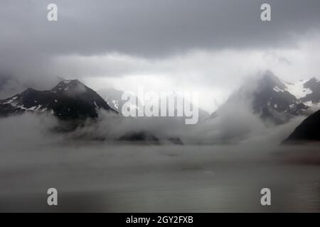 Brouillard épais sur la côte de l'île Fox, Resurrection Bay, Seward, Alaska, États-Unis Banque D'Images