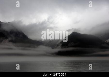 Brouillard épais sur la côte de l'île Fox, Resurrection Bay, Seward, Alaska, États-Unis Banque D'Images