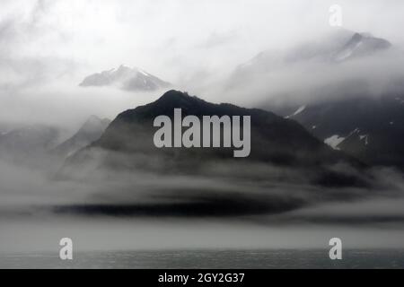 Brouillard épais sur la côte de l'île Fox, Resurrection Bay, Seward, Alaska, États-Unis Banque D'Images