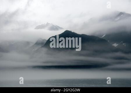 Brouillard épais sur la côte de l'île Fox, Resurrection Bay, Seward, Alaska, États-Unis Banque D'Images