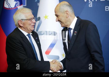 Brdo PRI Kranju, Slovénie. 06e octobre 2021. Le Premier ministre slovène Janez Jansa (R) souhaite la bienvenue à Josep Borell Fontelles, haut représentant de l'Union européenne pour les affaires étrangères et la politique de sécurité (L), lorsqu'il arrive au sommet UE-Balkans occidentaux à Brdo pri Kranju. (Photo de Luka Dakskobler/SOPA Images/Sipa USA) crédit: SIPA USA/Alay Live News Banque D'Images