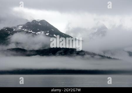 Brouillard épais sur la côte de l'île Fox, Resurrection Bay, Seward, Alaska, États-Unis Banque D'Images