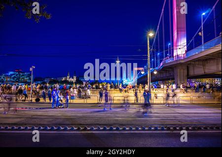 BUDAPEST, HONGRIE - 20 AOÛT 2021 : vue sur les personnes en attente des feux d'artifice à Budapest à l'occasion de la Journée nationale de la fondation de l'État des fêtes Saint-Étienne Banque D'Images