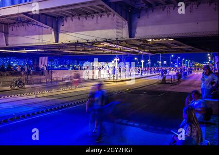 BUDAPEST, HONGRIE - 20 AOÛT 2021 : vue sur les personnes en attente des feux d'artifice à Budapest à l'occasion de la Journée nationale de la fondation de l'État des fêtes Saint-Étienne Banque D'Images
