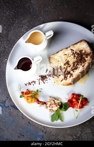 un morceau de gâteau avec du lait condensé sur blanc. magnifique dessert. Banque D'Images