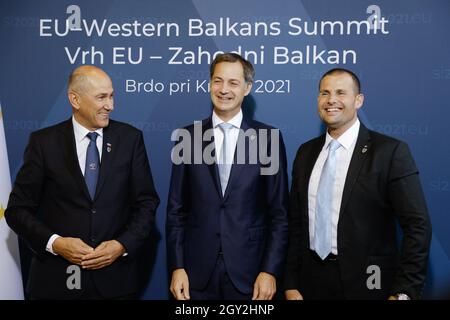 Brdo PRI Kranju, Slovénie. 06e octobre 2021. Le Premier ministre slovène Janez Jansa (L) souhaite la bienvenue au Premier ministre belge Alexander de Croo (C) et à Robert Abela, Premier ministre de Malte (R), lorsqu'ils arrivent au sommet UE-Balkans occidentaux à Brdo pri Kranju. Crédit : SOPA Images Limited/Alamy Live News Banque D'Images