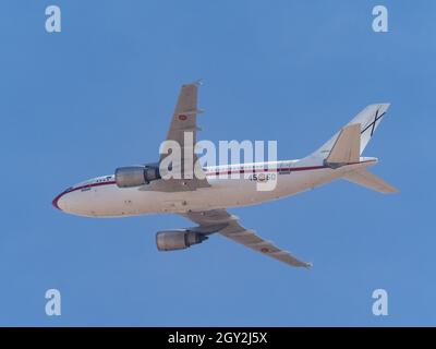 Madrid, Espagne. 29 septembre 2021. Un Airbus A310 de l’Armée de l’Air espagnole lors de la répétition du Flycast de l’Armée de l’Air espagnole de différents types d’avions au-dessus du ciel de Madrid préparant les célébrations de la Journée nationale espagnole qui aura lieu le 12 octobre. © Valentin Sama-Rojo/Alamy Live News. Banque D'Images
