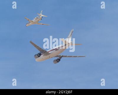 Madrid, Espagne. 29 septembre 2021. Un Airbus A310 et un Falcon 900 de Dassault lors de la répétition du Flycast de l’armée de l’air espagnole de différents types d’avions au-dessus du ciel de Madrid, préparant les célébrations de la Journée nationale espagnole qui aura lieu le 12 octobre. © Valentin Sama-Rojo/Alamy Live News. Banque D'Images